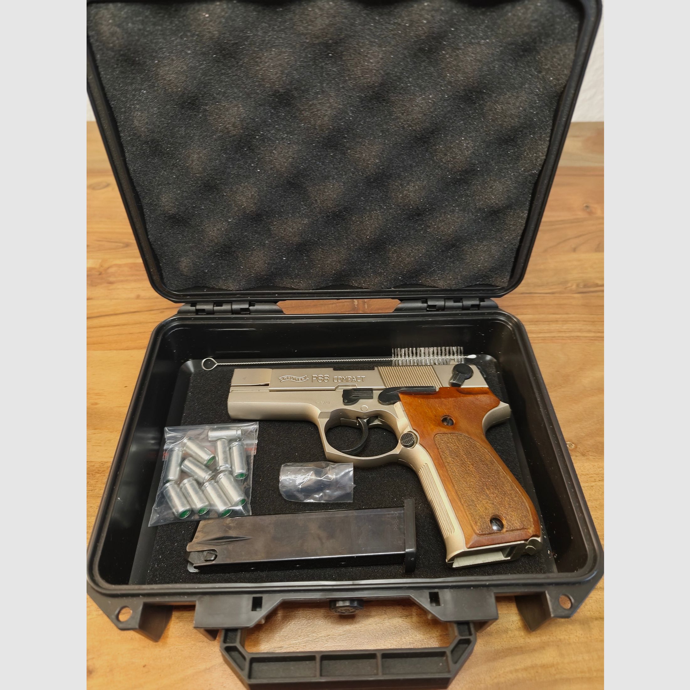 Walther P 88 Compact PTB 764 Nickel Kaliber 9mm Knall P.A.K Sehr guter Zustand