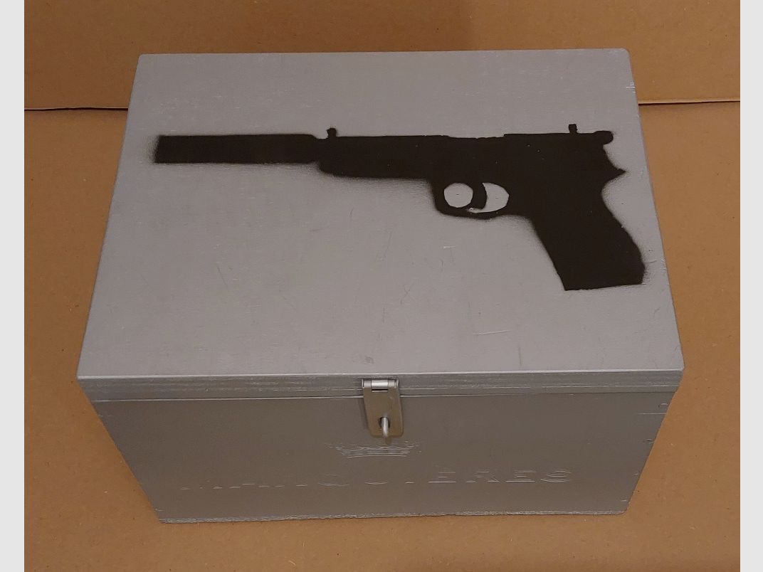 Walther CP88 Competition C02 Pistole 4,5mm Diabolo vernickelt mit Red Dot und Schalldämpfer.