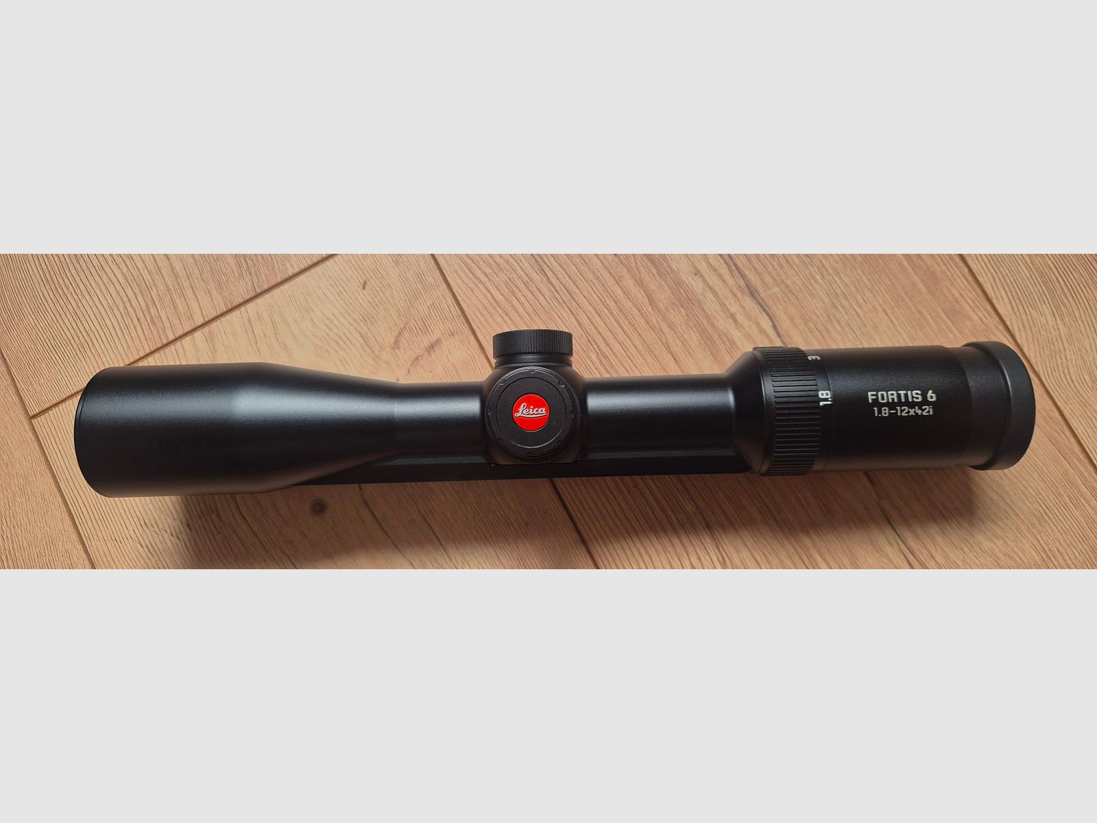 Leica Fortis 1.8-12x42i with rail like new