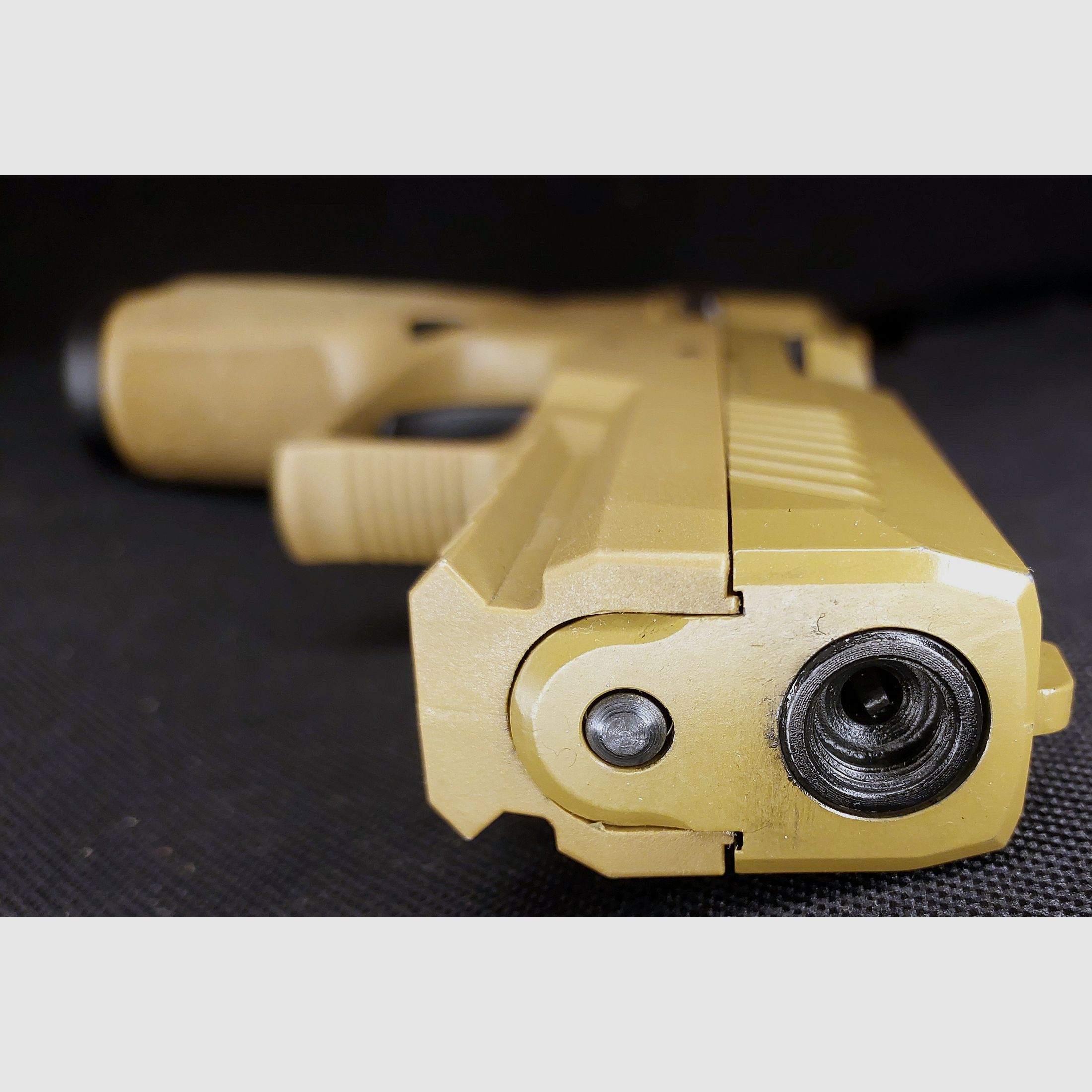 Pistolet d'alarme Sig Sauer P320 au calibre 9 mm P.A.K. dans la variante de couleur Tan / Terre sombre. (PTB 1038)