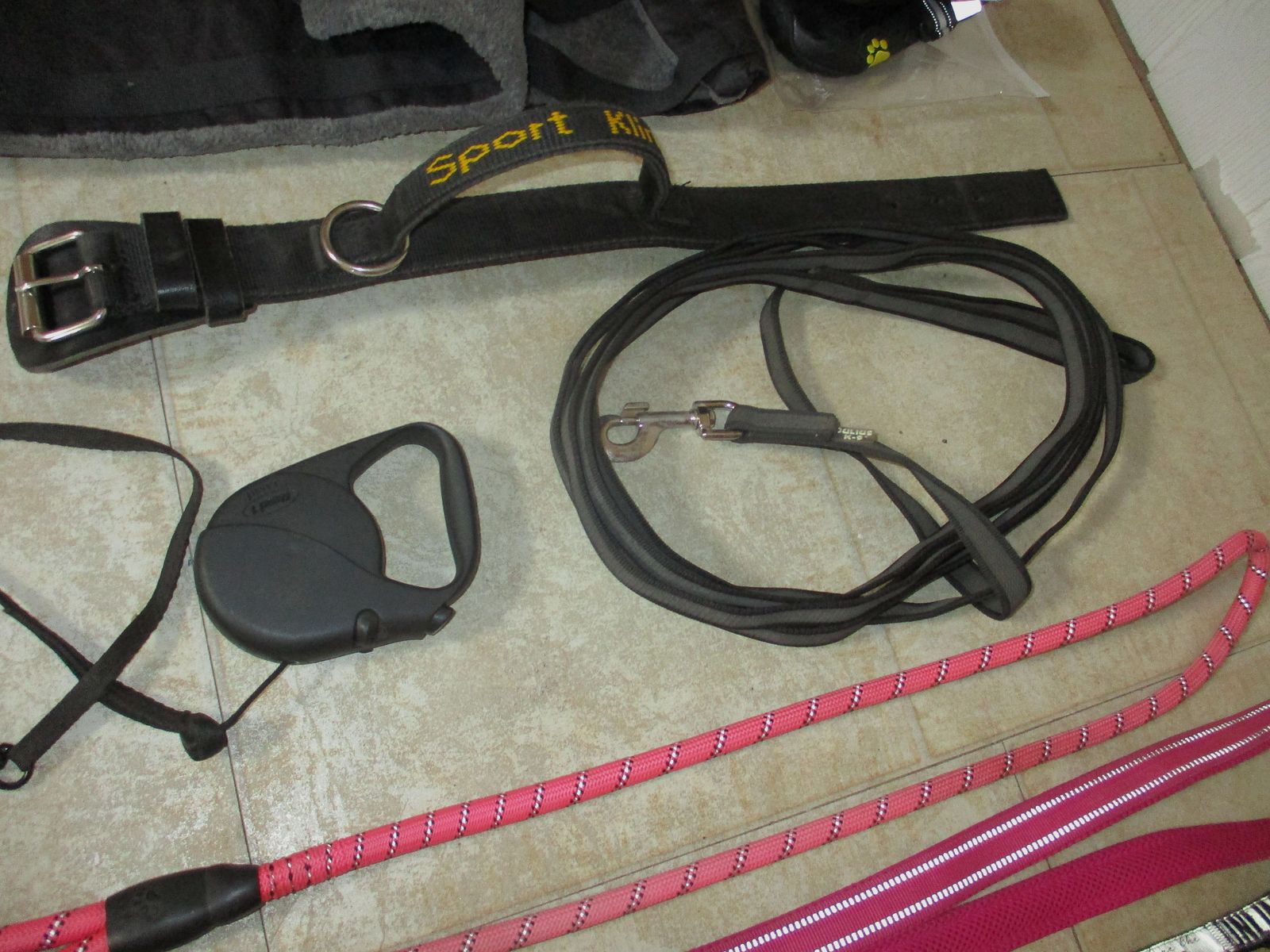 Hundezubehör, Leinen, Halsbänder, Kleidung, Näpfe...