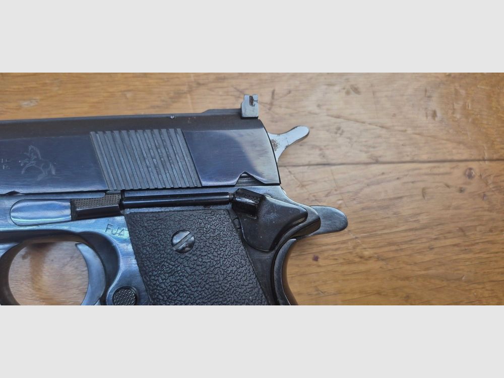 Magnifique et véritable Colt 1911 en 22LR – Arme d&rsquo;entrainement – « United States Property »- Ensemble Unique – Réalisée sur base d&rsquo;une conversion Colt et d&rsquo;une arme superbe de 1943 – Mécanique impeccable – Canon neuf – Bronzage somptueux du plus beau Bleu Colt – Meilleure base possible à l&rsquo;entrainement au 1911 – TBE++, image 5 sur 25