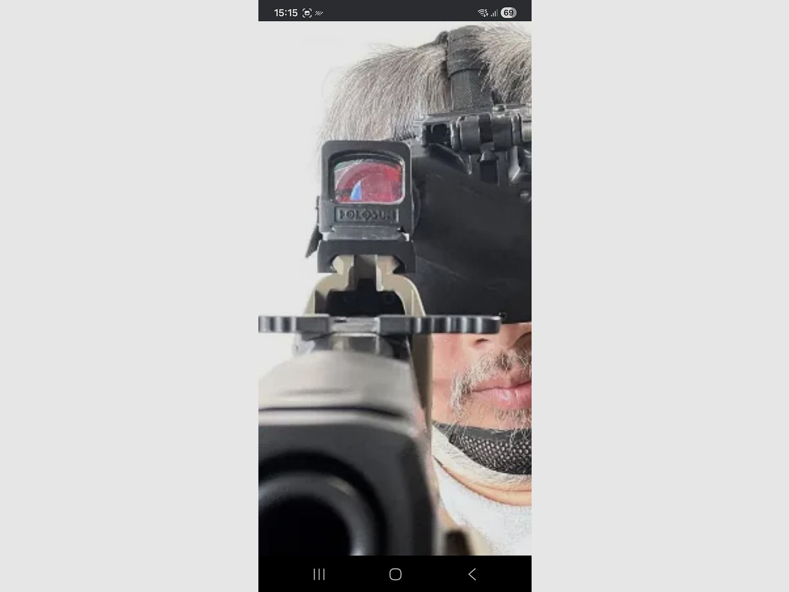 Nachtsichtgerät Restlichtverstärker mit Helm-Montage und Tragekappe, also zum Tragen ohne Helm