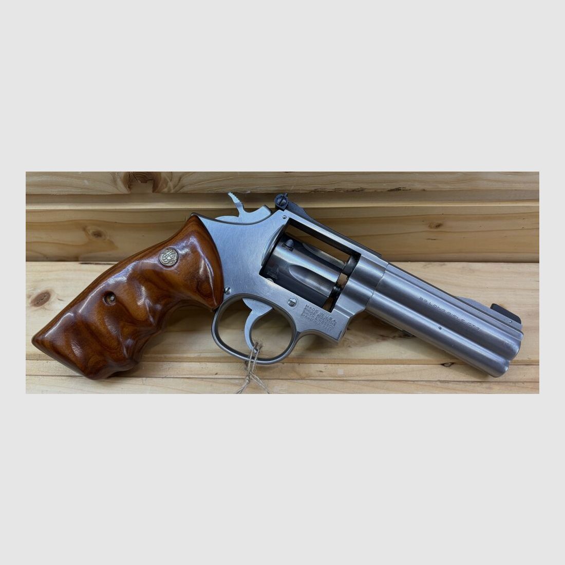 Smith & Wesson Mod. 617 .22 l.r. Wooden grips .22lr