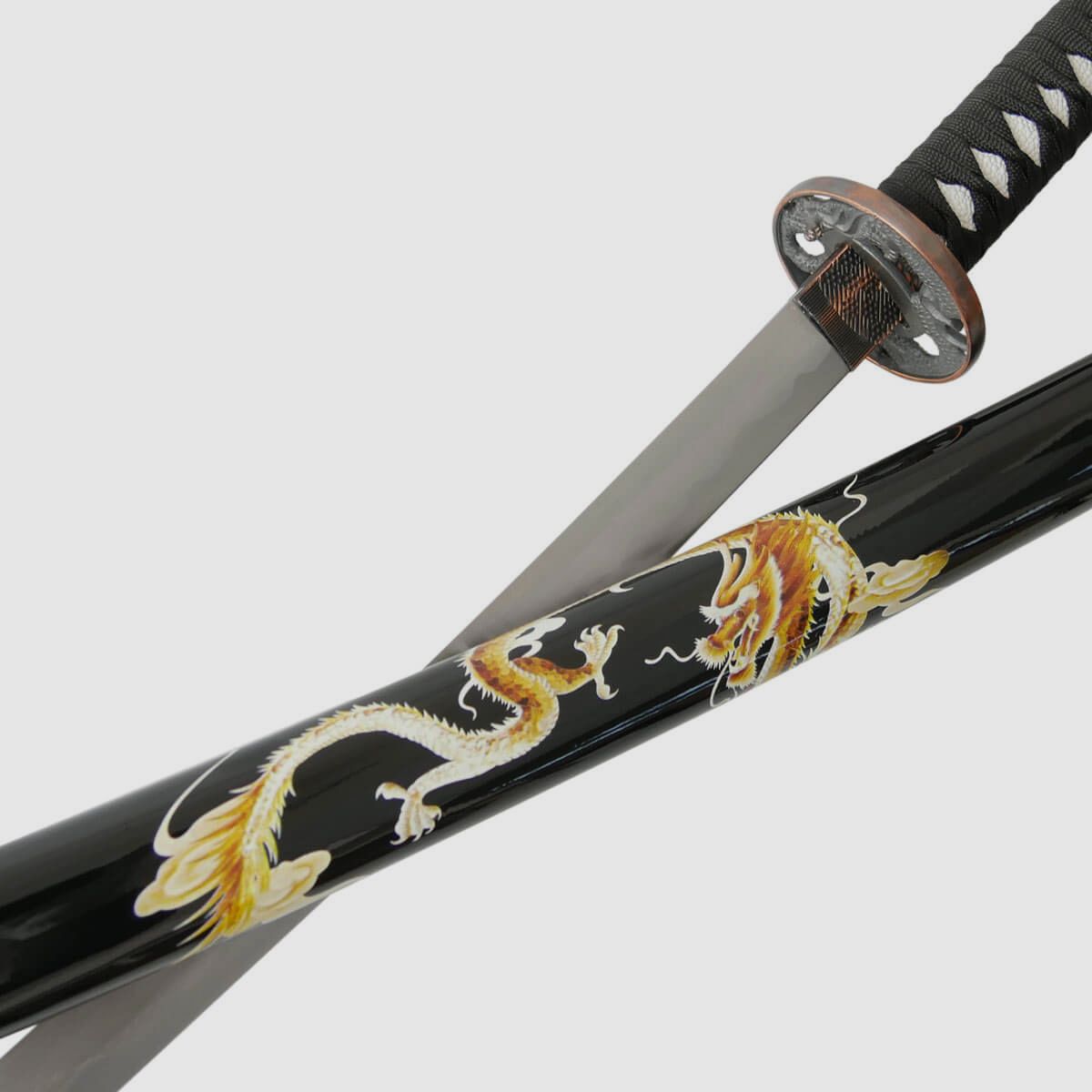 Katana avec dragon sur le fourreau