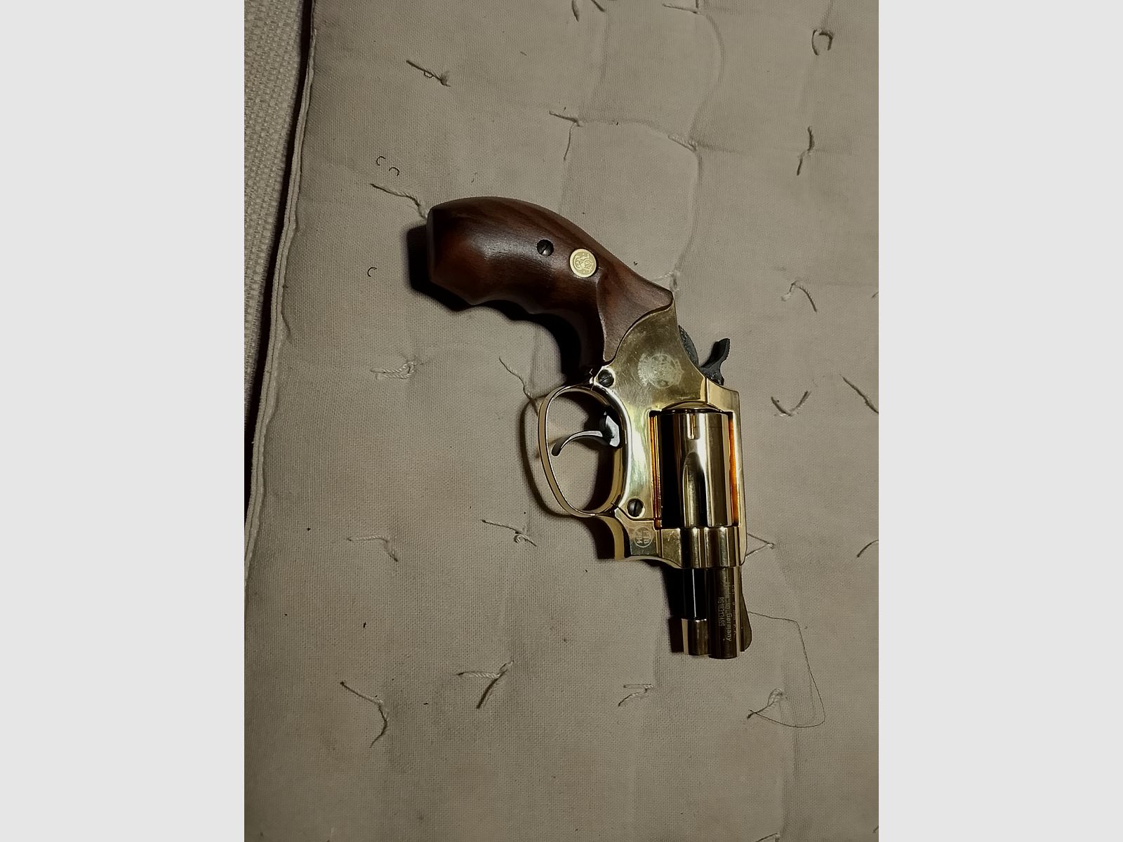 Revólver Smith & Wesson Chiefs Special 9 mm R.K., dorado de 24 quilates, empuñaduras de madera