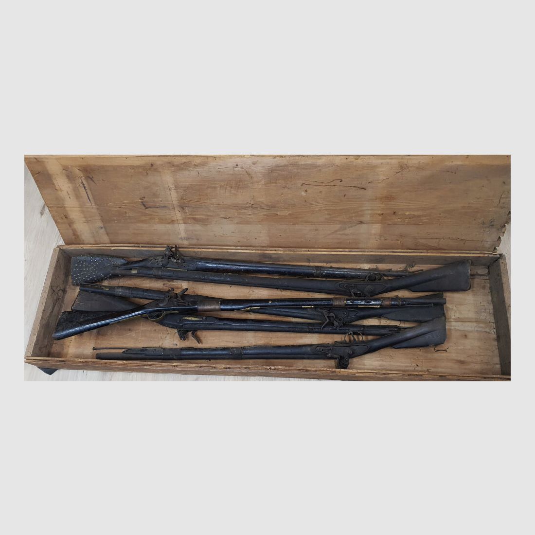 British Steinschlossgewehre für die Royal Niger Company um ca. 1830 in Transportkiste