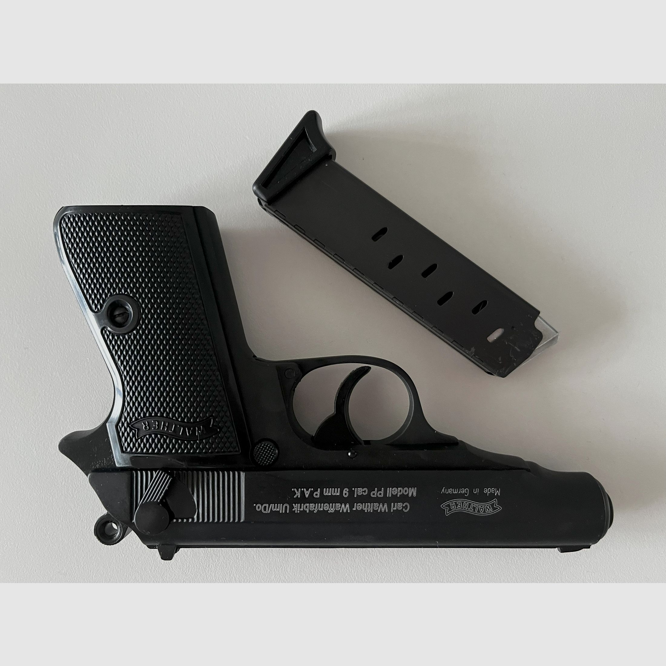 Walther PP Kaliber 9mm P.A.K. Schreckschusspistole