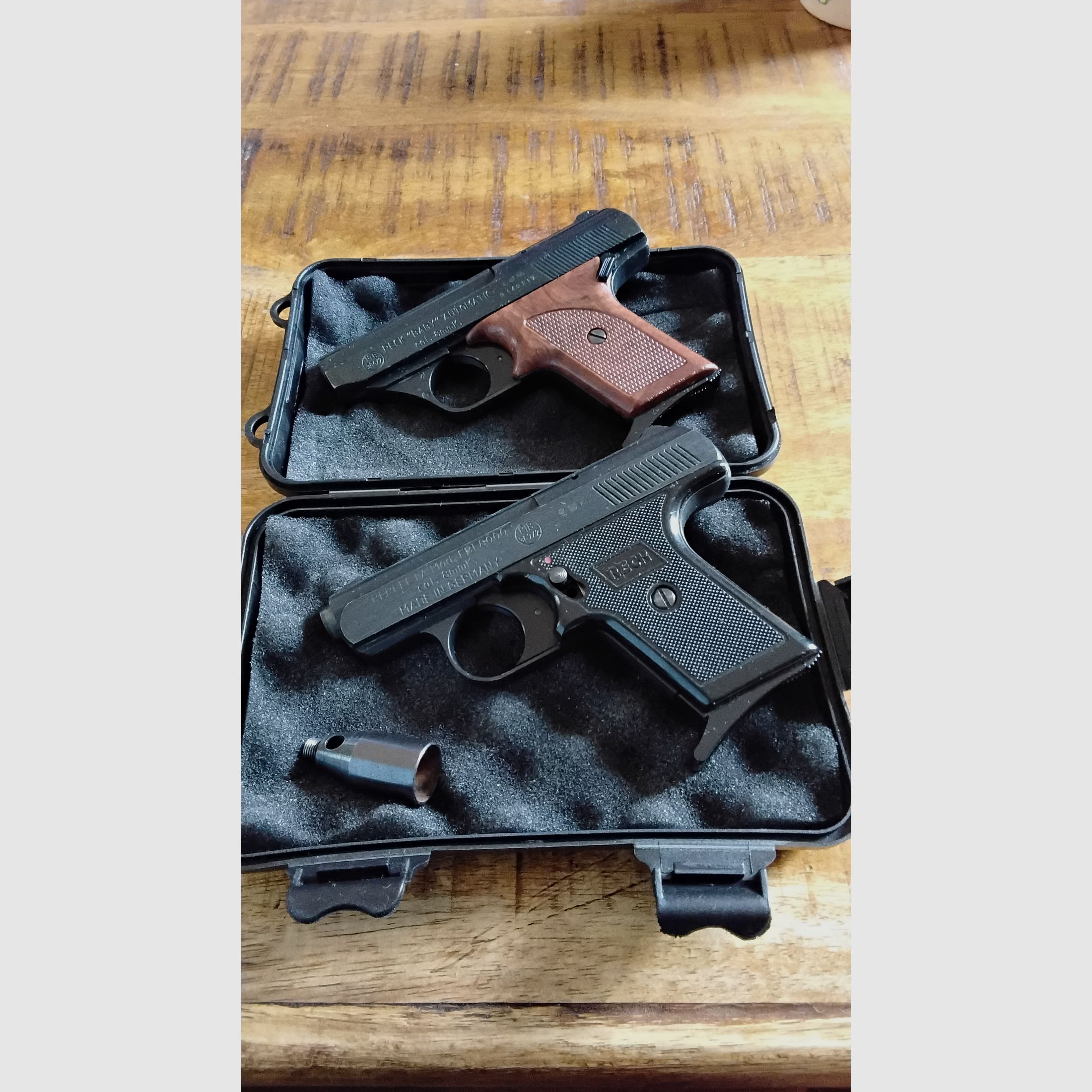 Zwei 8mm Pistolen mit Abschussbecher 