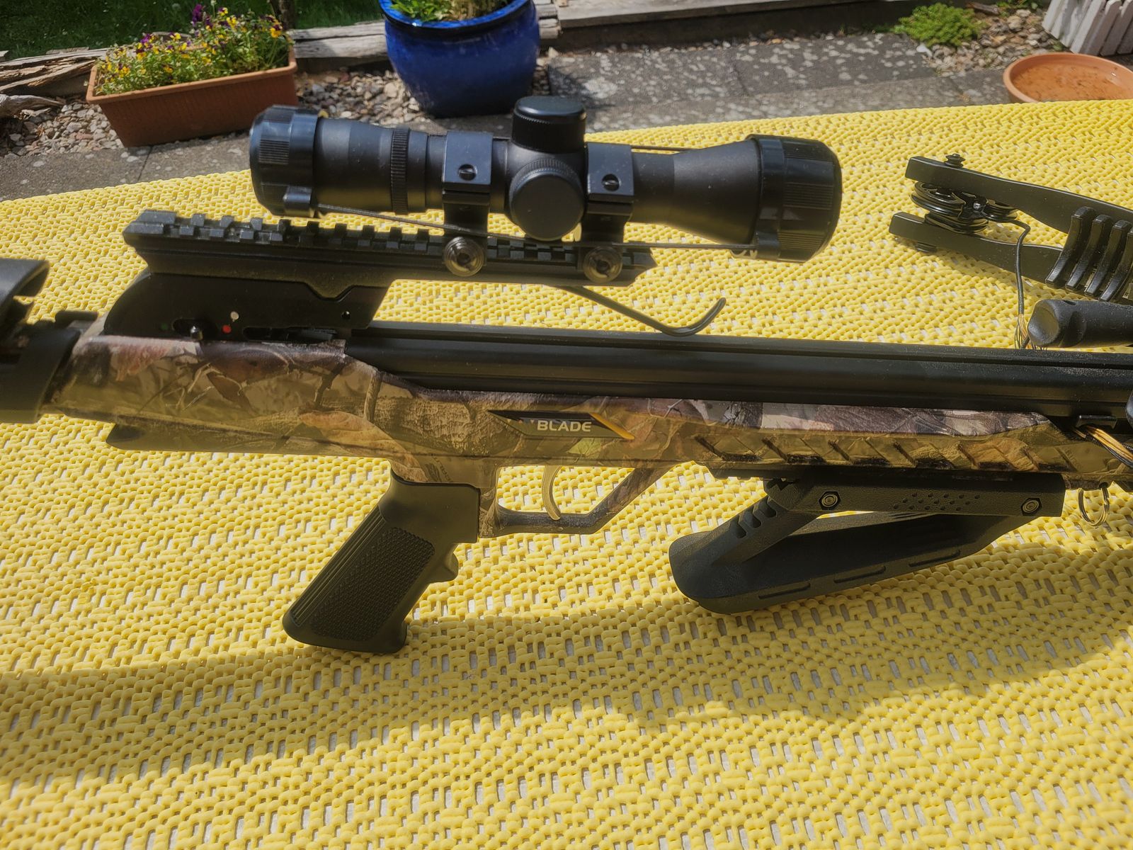 Compoundarmbrust Set Blade + 175 lbs / 340 fps mit 11 Bolzen und Tasche 
