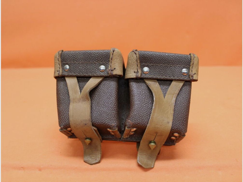 SURPLUS URSS Mosin-Nagant : Sac à munitions URSS en matériau composite marron / cuir pour cadre de chargeur (SURPLUS comme neuf)