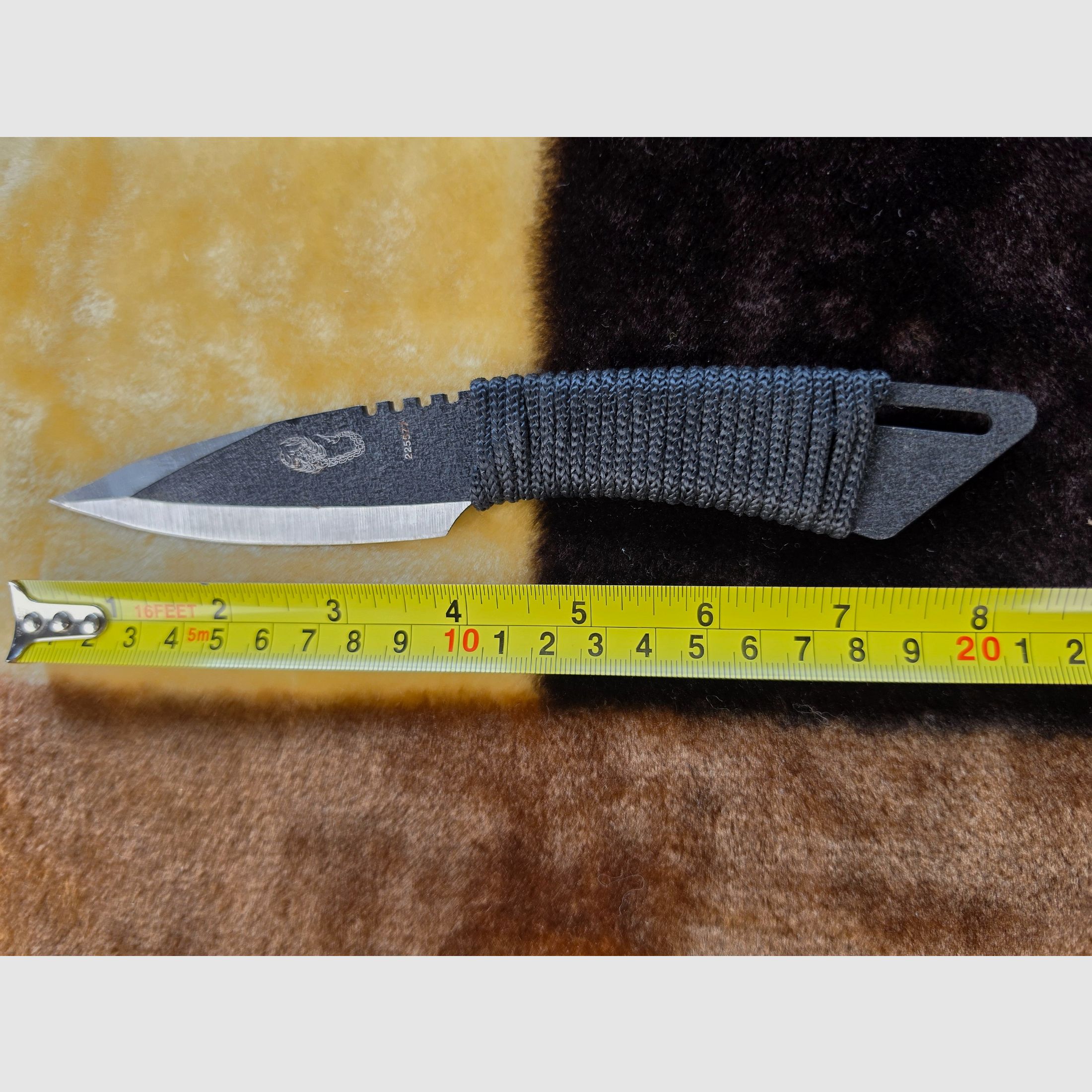 Tactisch survival- & outdoormes (zwart) met paracord-wikkeling & schorpioen-gravure, afbeelding 3 van 4