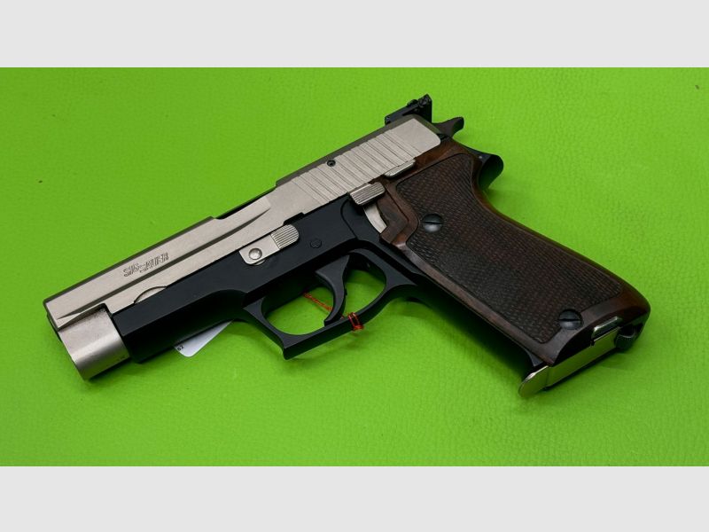 SIG P220 DuoTone 9mmLuger halbautomatische Pistole von 1982