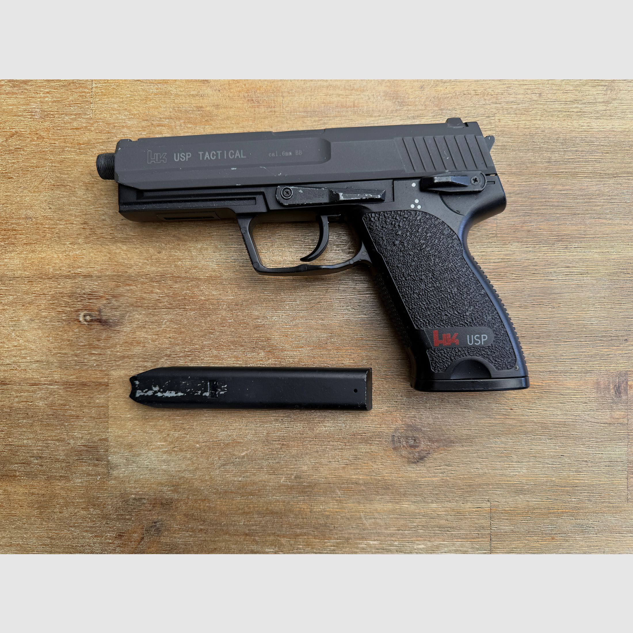 Verschiedene Softair-Waffen und Zubehör (Zielfernrohr, Magazine, Schalldämpfer, etc)