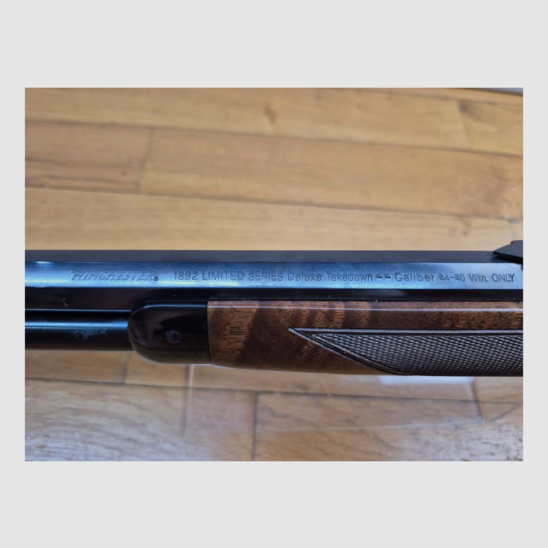 Wunderschöne Winchester 1892 „Repetierbüchse“ – Version „Gewehr“ / Flinte mit oktogonalem Lauf – Seltenes Take Down Modell – Kal. .44-40 mit 10+1 Schuss – Miroku Japan Ausführung – Limitierte Serie 2 x 251 Exemplare – Schöne Nussbaumholz in Klasse V oder VI – Originalbox mit Dokumenten und Schloss – Nie geschossen – Neue Waffe – TBE++++, Bild 25 von 39