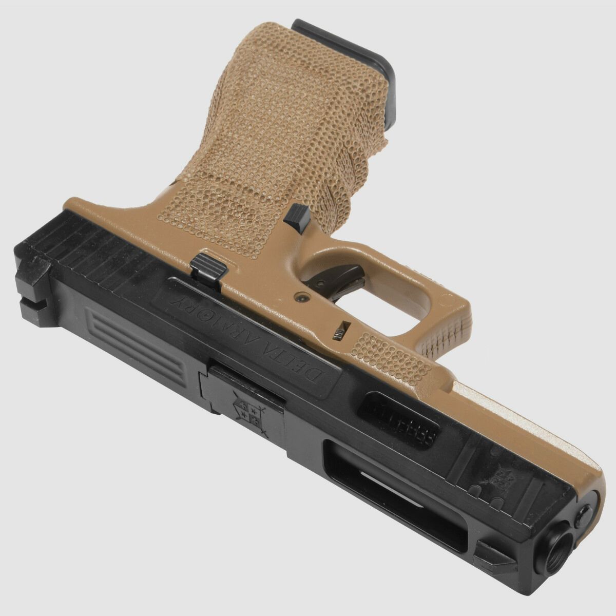 P02 GBB Airsoft Pistole in Tan | Delta Armory