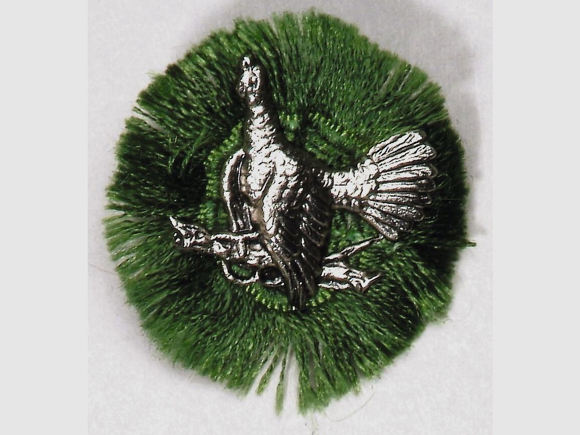 Versilberte Hutnadel mit Auerhahn-Motiv