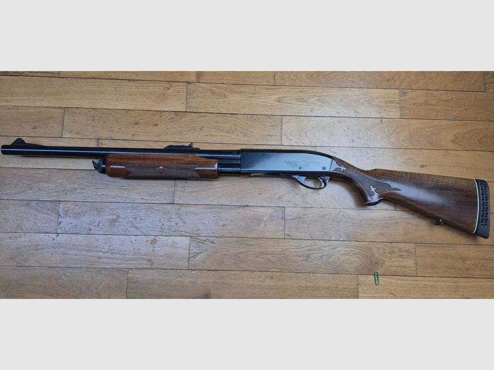 Sehr schönes Remington Pumpgewehr – Mod 870 Wingmaster – Glatter Lauf von 51 cm – Kaliber 12/70 – Kapazität 4+1 (!) erweiterbar – „Luxus“-Fertigungen – Zuverlässige, einfache und legendäre Waffe – Ausgezeichneter Zustand – TBE+/TBE++, Bild 33 von 45
