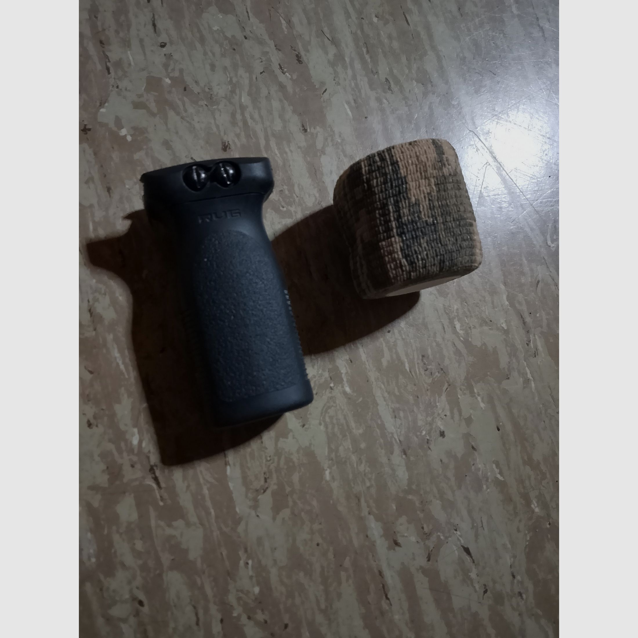 Neuwertiger  Mde Frontgrip  für 21mm picatinny Griff Vordergriff mit zusätzlich einer Rolle Tarnband flecktarn band neu 