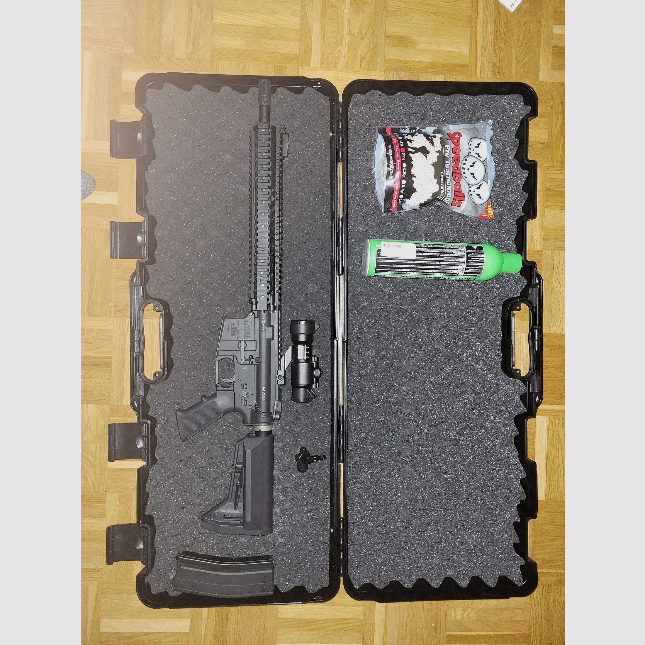 King Arms M4A1 Gas-Blow-Back nero con mirino e accessori