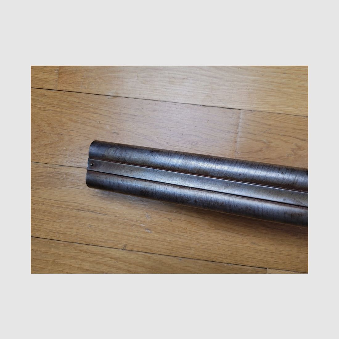 Beau fusil anglais en canon de Damas à chiens externes – calibre 12/65 percussion centrale – fabrication E.F Walker, Birmingham – vers 1885/1887 – beaux bois – pas de jeu – bons canons – excellente percussion et platines particulièrement fluides – l&rsquo;art britannique du fusil de chasse à son sommet !, image 24 sur 26