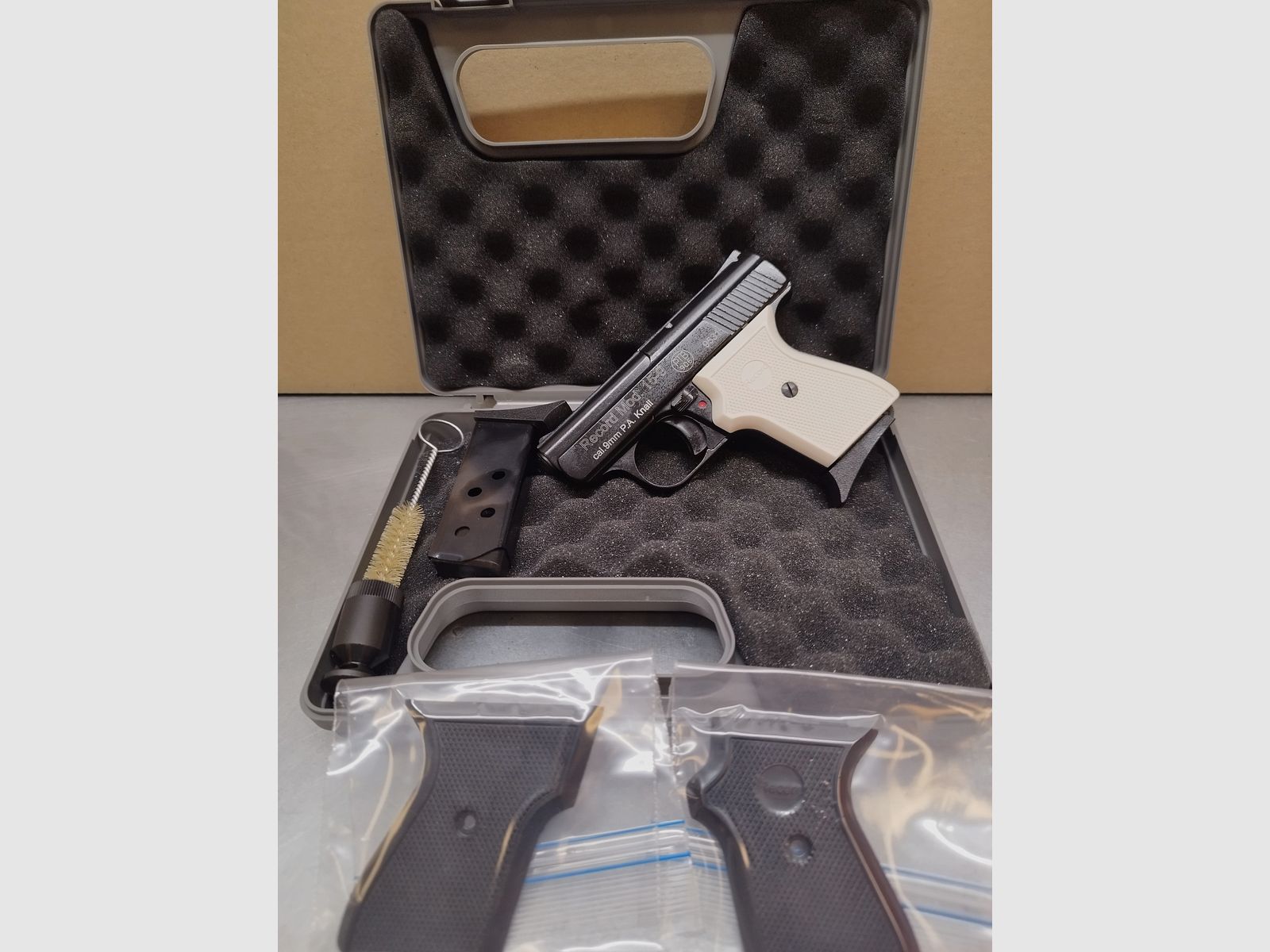 Record Mod. 15-9 Snowflake Schreckschuss Pistole 9mm brüniert inkl. Reservemagazin & Griffschalen Schwarz !!Neuware!!