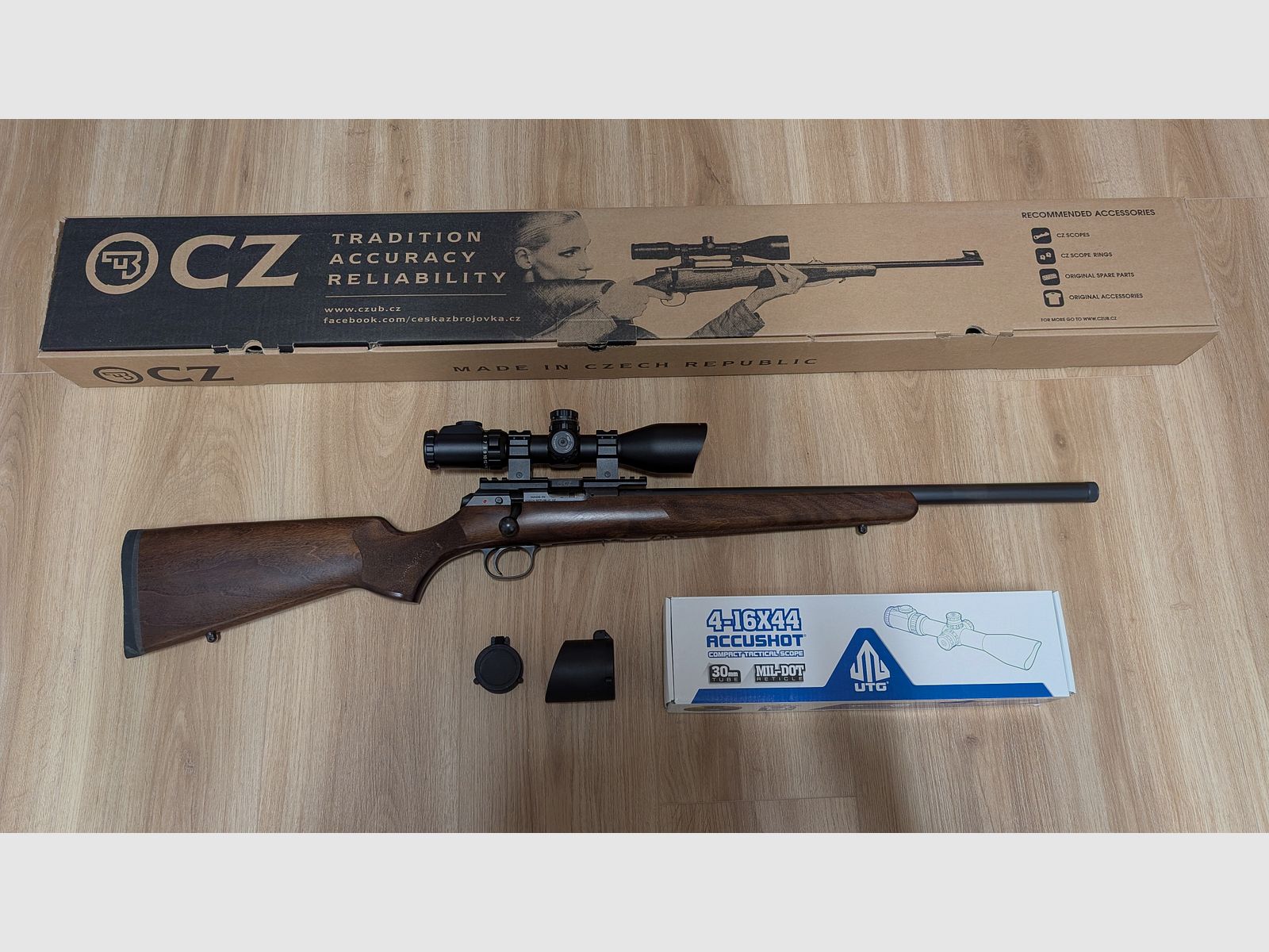 CZ 457 Varmint in .22 WMR, met UTC 4-16x44 Accushot, CZ Picatinnyschiene