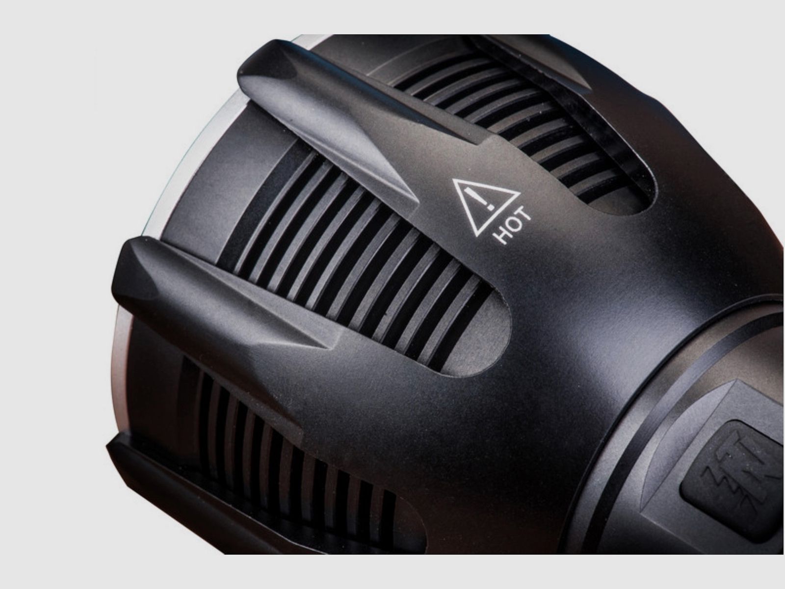 NEXTORCH Saint Torch 30 5600 Lumens Projecteur LED Lampe de Poche