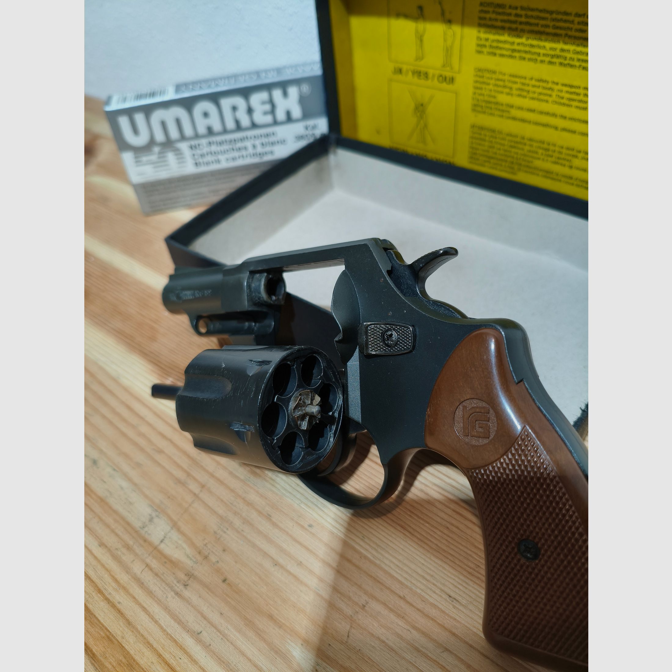 Revólver de señal Röhm RG 89, calibre 9mm K, con 50 cartuchos de fogueo