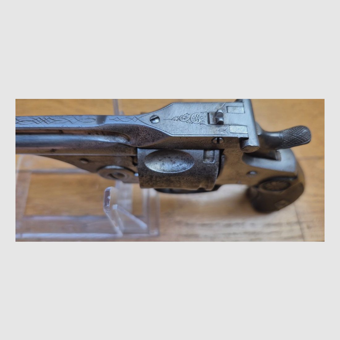 Sehr schöner Revolver im Stil von Smith&Wesson Top Break – Schöne Nachahmung eines guten belgischen Herstellers des Smith & Wesson .38 Double Action 2. oder 3. Modells – Fünf Schüsse – Kal. 380 Schwarzpulver – Waffe im Katalog von Manufrance von 1890 – Oberflächenoxidation auf schönen Gravuren – Schöne Griffschalen und schöne Präsentation – Ausgezeichnetes Einzel- und Doppel-Action-Mechanismus – Sehr gute Mechanik – Sehr guter Lauf – BE+/TBE, Bild 16 von 24