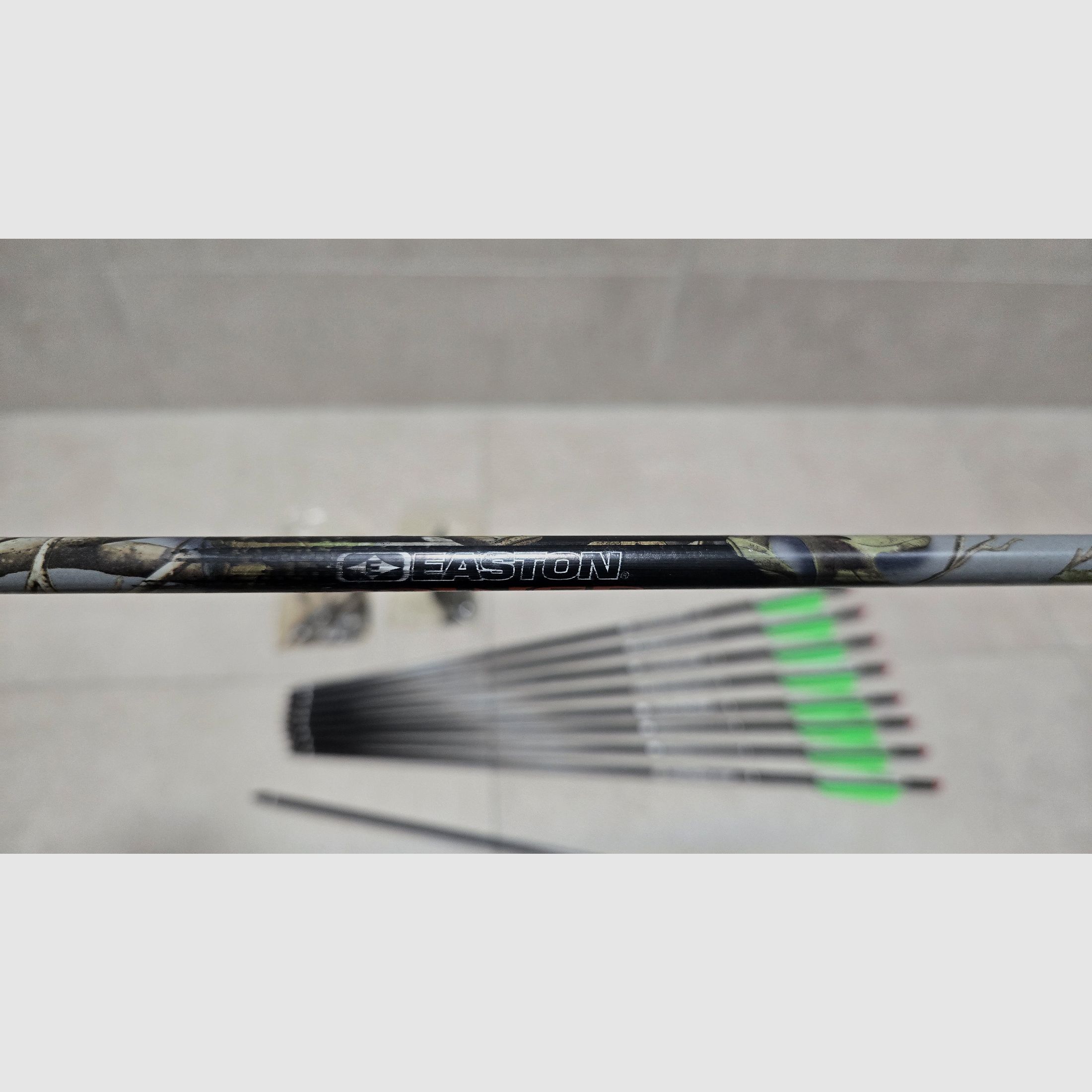 3x Carbonbolts 22“ Easton Realtree Power 11.3 GPI con punte da 125gr + punta da caccia - freccia in look mimetico