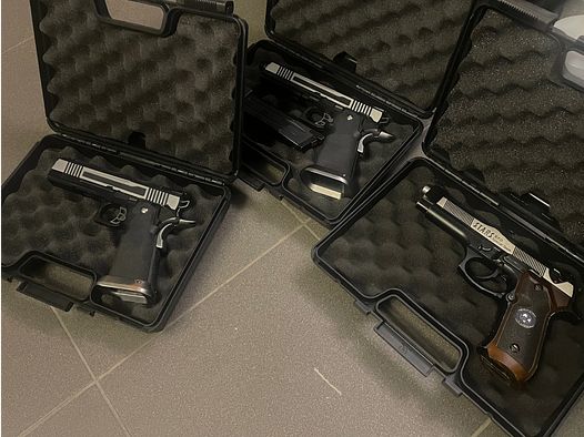 Airsoft Sammlung - Tokyo Marui, HiCapa, WE - Beretta und AAP-01 Upgrades; Zentauron Ares Plattenträger sowie sehr viel Ausrüstung