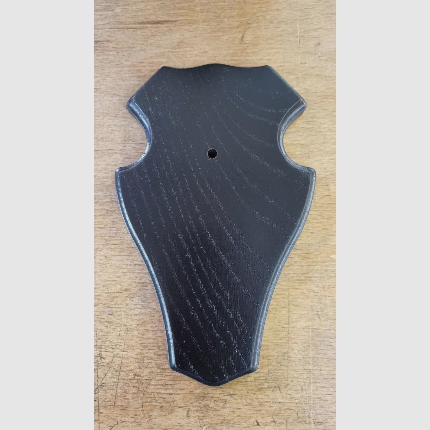 Trophäenschild für Rehbock aus Eichenholz – rund