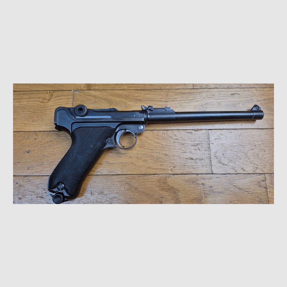 Sehr schöner Luger Artillerie P08 – Lauf 8 Zoll (20 cm !) – Seltene Waffe von 1914 aus der Fabrik von Erfurt (nur 25.000 Exemplare!) – Vollständig monomatrikulierend (außer das Magazin, das ist aus der Zeit) – Kal. 9×19 – Verstellbare Visierung des ersten Typs – Ästhetischer Zustand Premium – Guter Lauf – Originalbrünierung zu 95% – Sehr schöne Mechanik – TBE, Bild 24 von 30