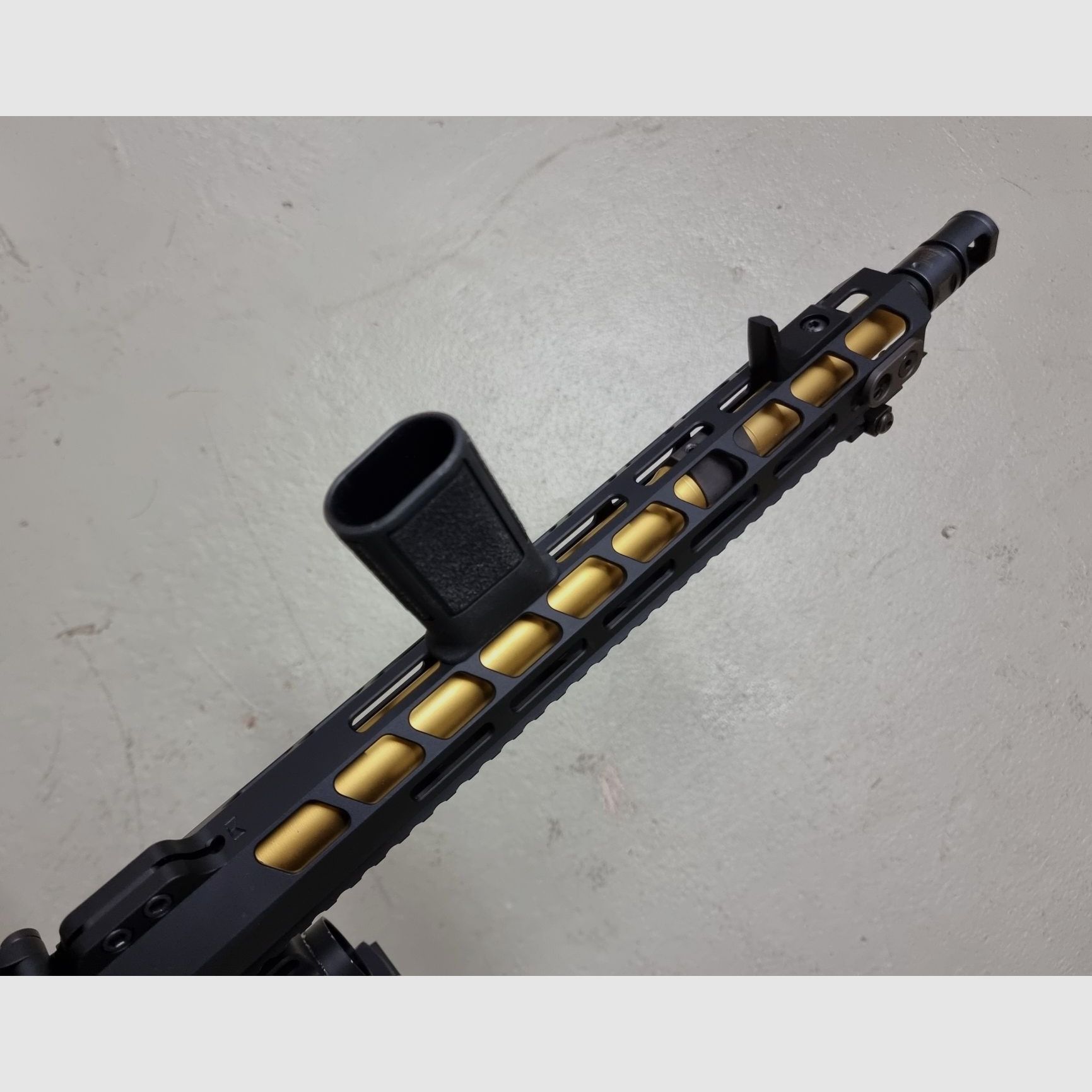 AR15 personalizzato superlativo nello stile di John Wick. Cal. 223 Rem. Solo componenti di alta qualità. Opzionale con Nightforce NX8!