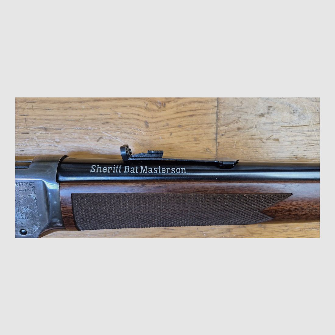 Bellissima Winchester commemorativa "Sheriff Bat Masterson" – Carabina da sella modello 1894 – Arma del 1979 – Solo 8.000 esemplari – Cal. 30-30 Win – RARA Scatola originale in BE+ – Arma in stato di quasi nuovo – TBE+++, immagine 9 di 36