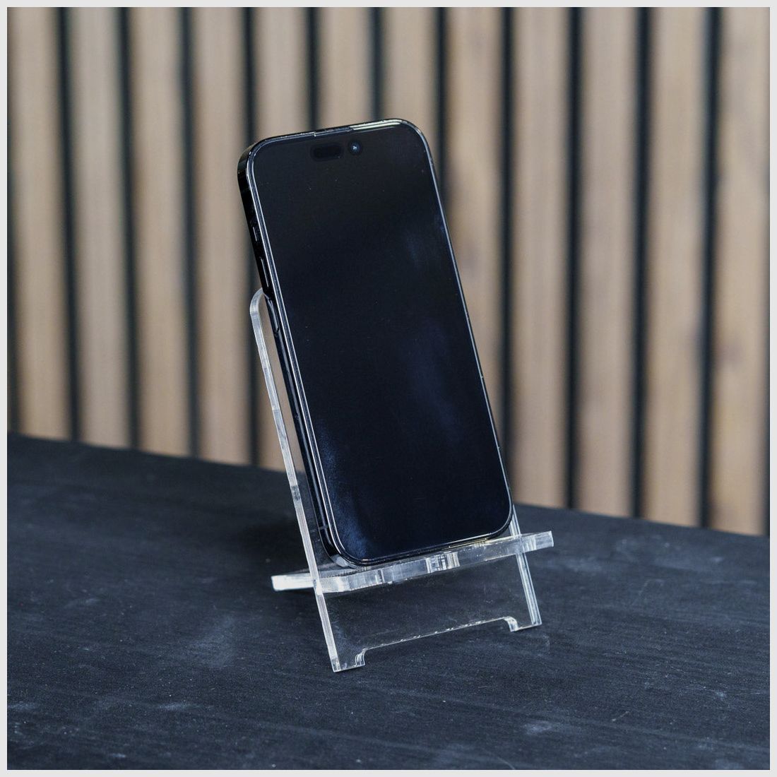 PLEXIGLAS® Handyhalterung | stilvolles Design mit gelasertem Homedefence-Logo