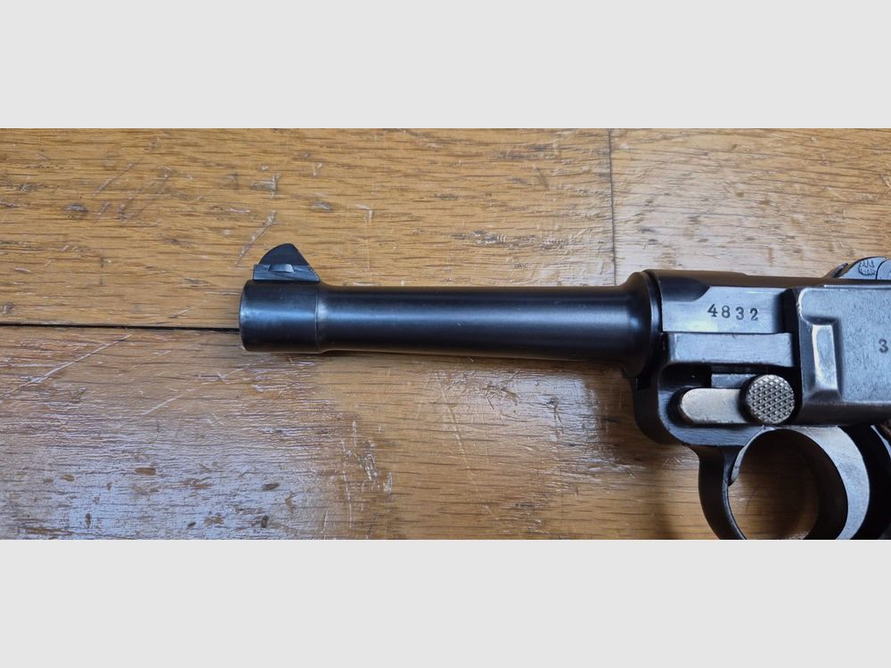 Sehr seltener und schöner Luger P08 Polizeipistole – Weimarer Zeit – Sonderanfertigung DMW von 1920 bis 1921 Polizei /Armee – Eine der 45.000 neu produzierten sogenannten „Alphabet DWM“ – Seltene Abzugssicherung „Schywie“ nach 1933 – Vollständig monomatrikuliert außer Magazin – Sehr schöne Mechanik und Ästhetik – Sehr guter Lauf – Seltenheitszustand und von großer Seltenheit – TBE+/TBE++, Bild 8 von 24