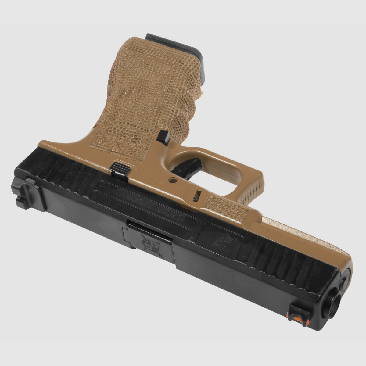 P04 GBB Airsoft Pistole in Tan | Delta Armory