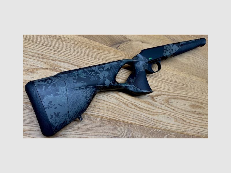 Schaft mit Gehäuse/System - Blaser R8 Custom Carbon HunTec-Camo / Elastomereinlagen / Logo in giftgrün