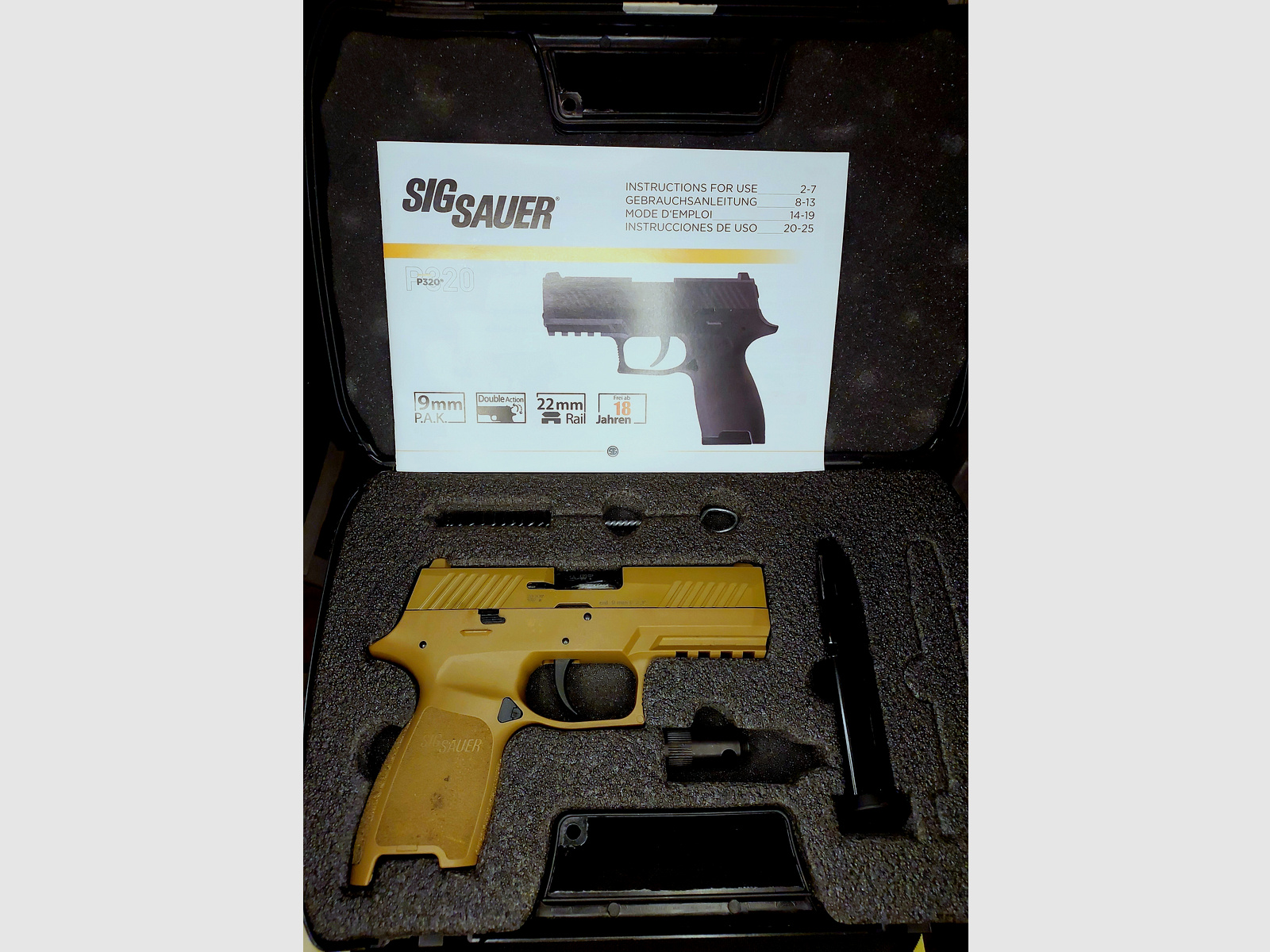 Pistolet d'alarme Sig Sauer P320 au calibre 9 mm P.A.K. dans la variante de couleur Tan / Terre sombre. (PTB 1038)