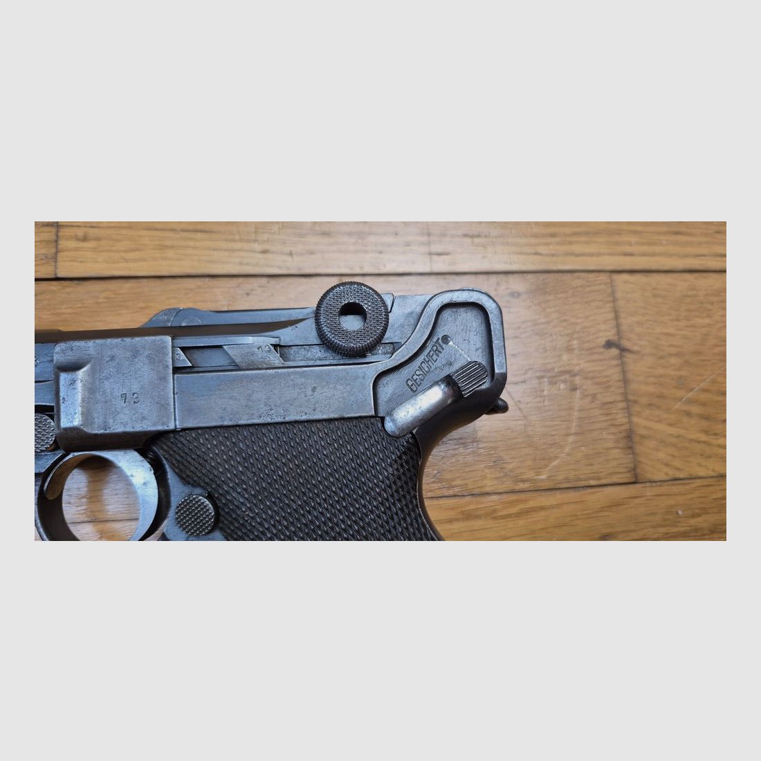 Sehr schöner Luger Artillerie P08 – Waffe von 1917 – Lauf 8 Zoll (20cm!) – Herstellung DWM – Vollständig monomatrikuliert (außer das Magazin, das ist aus der Zeit) – Kal. 9×19 – Verstellbare Visierung des ersten Typs – Sehr schöne Griffschalen – Epochenbrünierung noch 80% – Wunderschöner Lauf TBE+, Bild 5 von 22