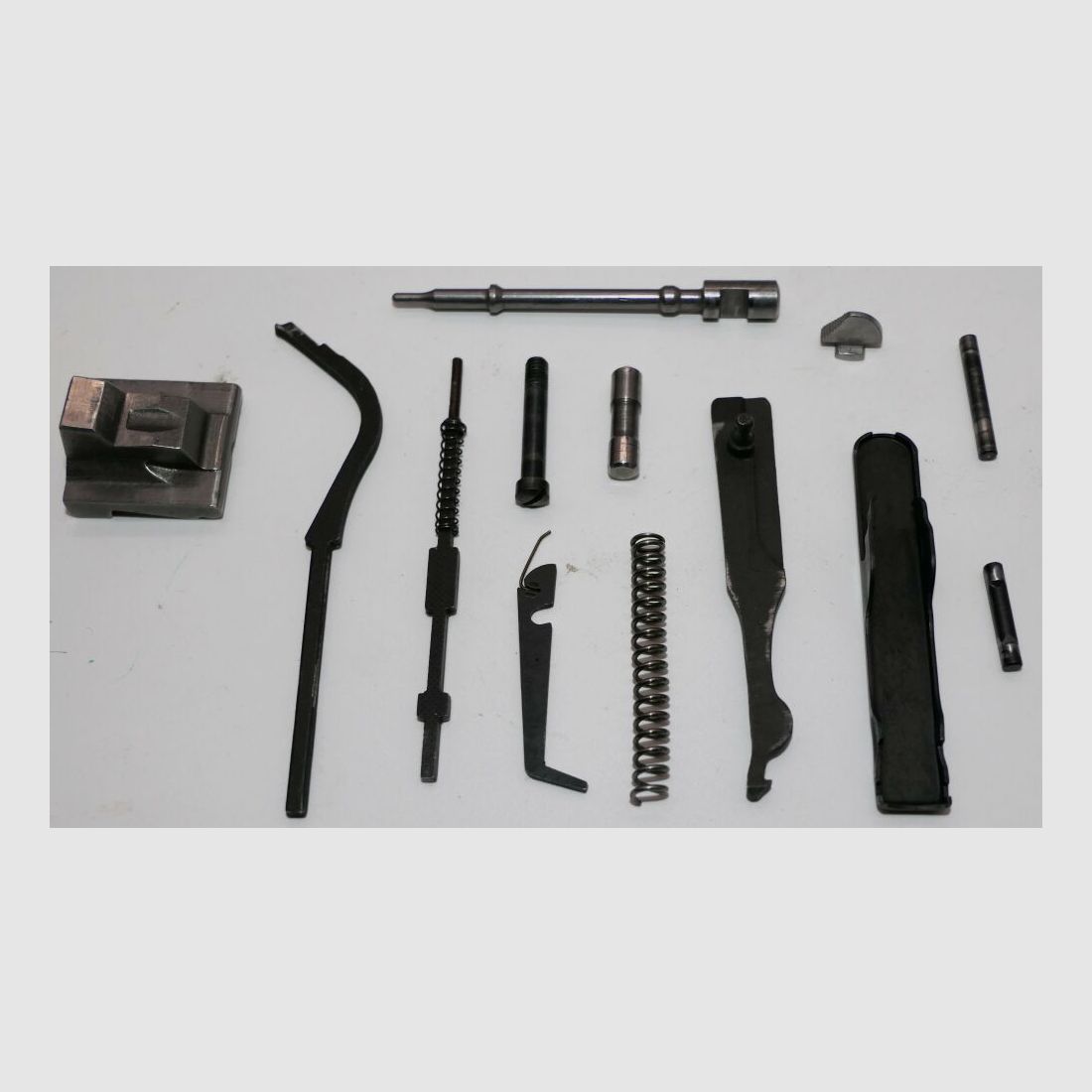 Fabbrica di armi Walther Ulm Donau Set di parti libero Walther P38 della Bundeswehr 14 parti