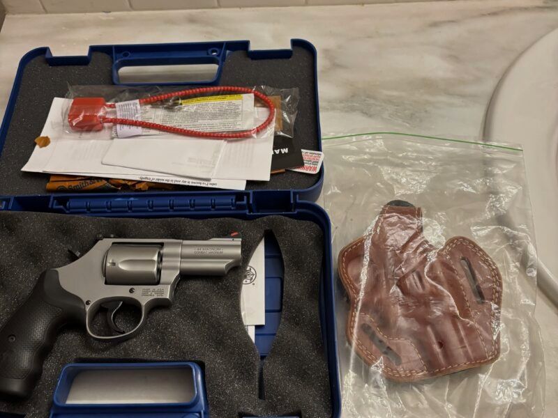 Brandneues S/W Mod 69 44 Magnum