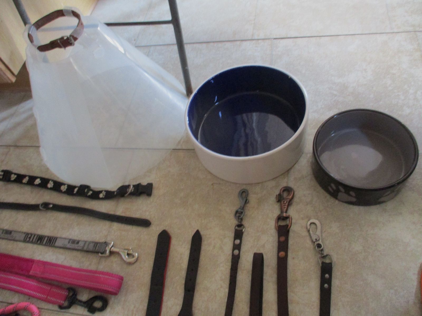 Hundezubehör, Leinen, Halsbänder, Kleidung, Näpfe...