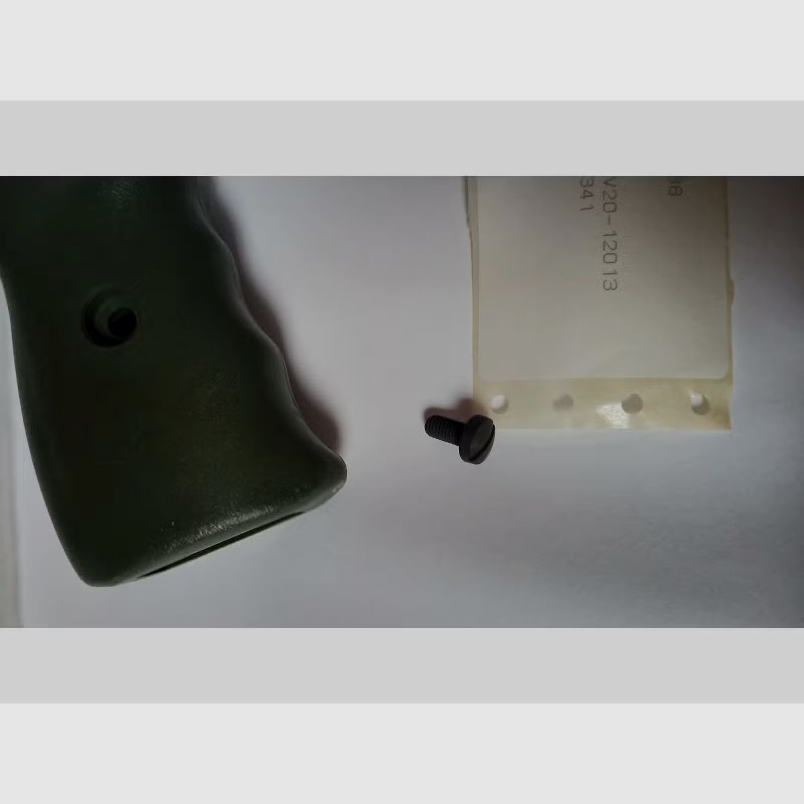 Unbenutzter original Surplus G3 Pistolengriff Griffstück Griff helles Grün inkl. Schraube Zettel und der OVP