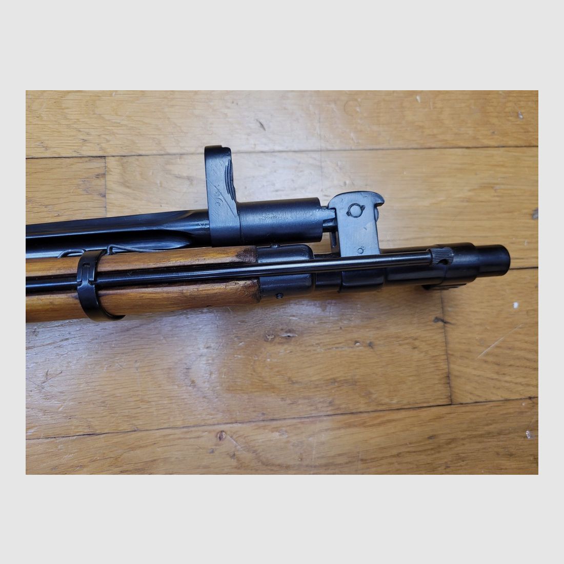 Zeer mooie Mosin-Nagant M44 geweer – Originele kal. 7,62 x 54R – Zeldzaam wapen uit de eindproductie (1946) bekend als "Blonde kolf met voetverbinding" – Ijevsk – 100% matching – Droommechaniek – Geweldige loop – Wapen nieuw!, afbeelding 13 van 30