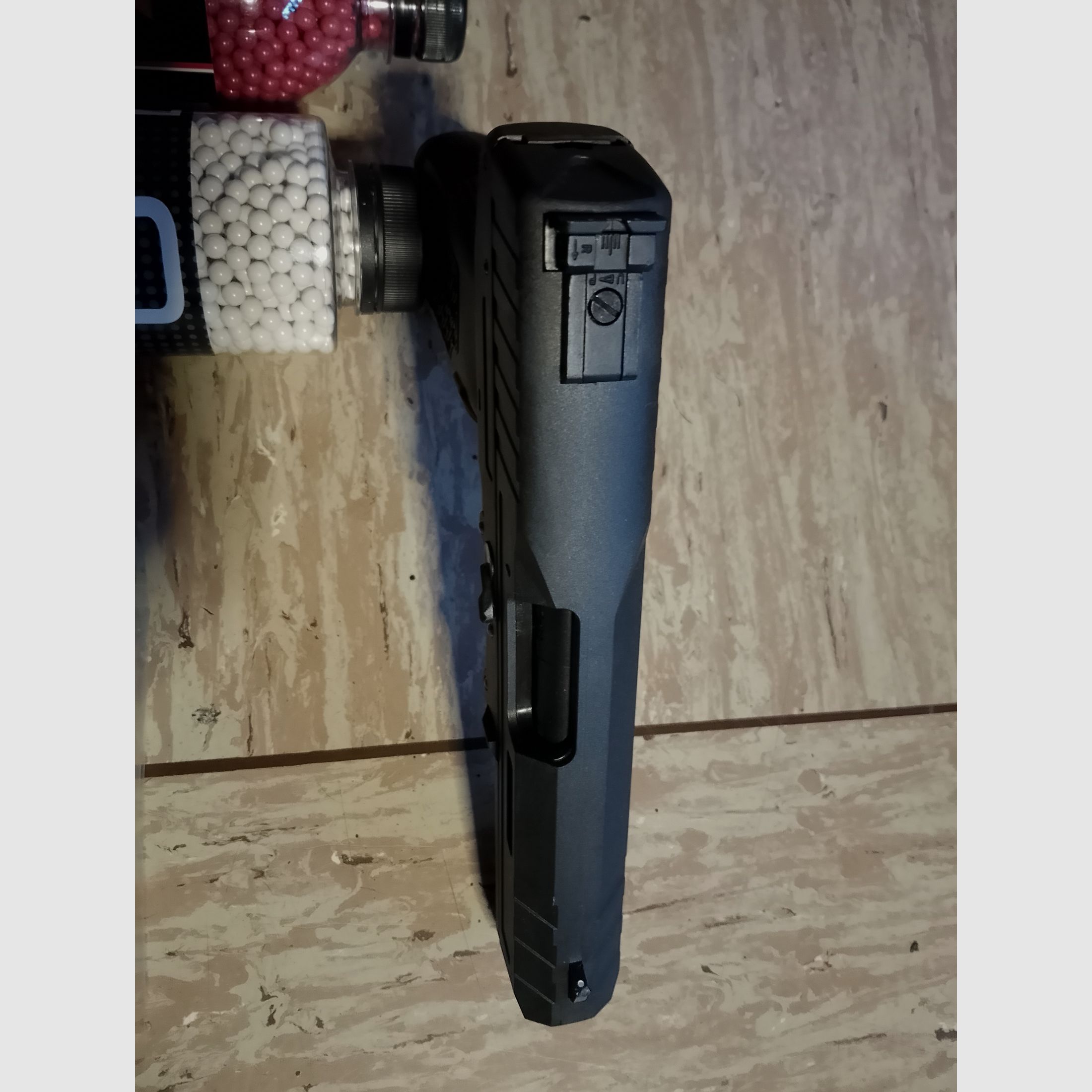 Kli Maverick GBB Gas Blow Back Airsoft Pistole mit Zubehör Greengas + Stahl + 0,20g H&K + ASG  BB's Set 