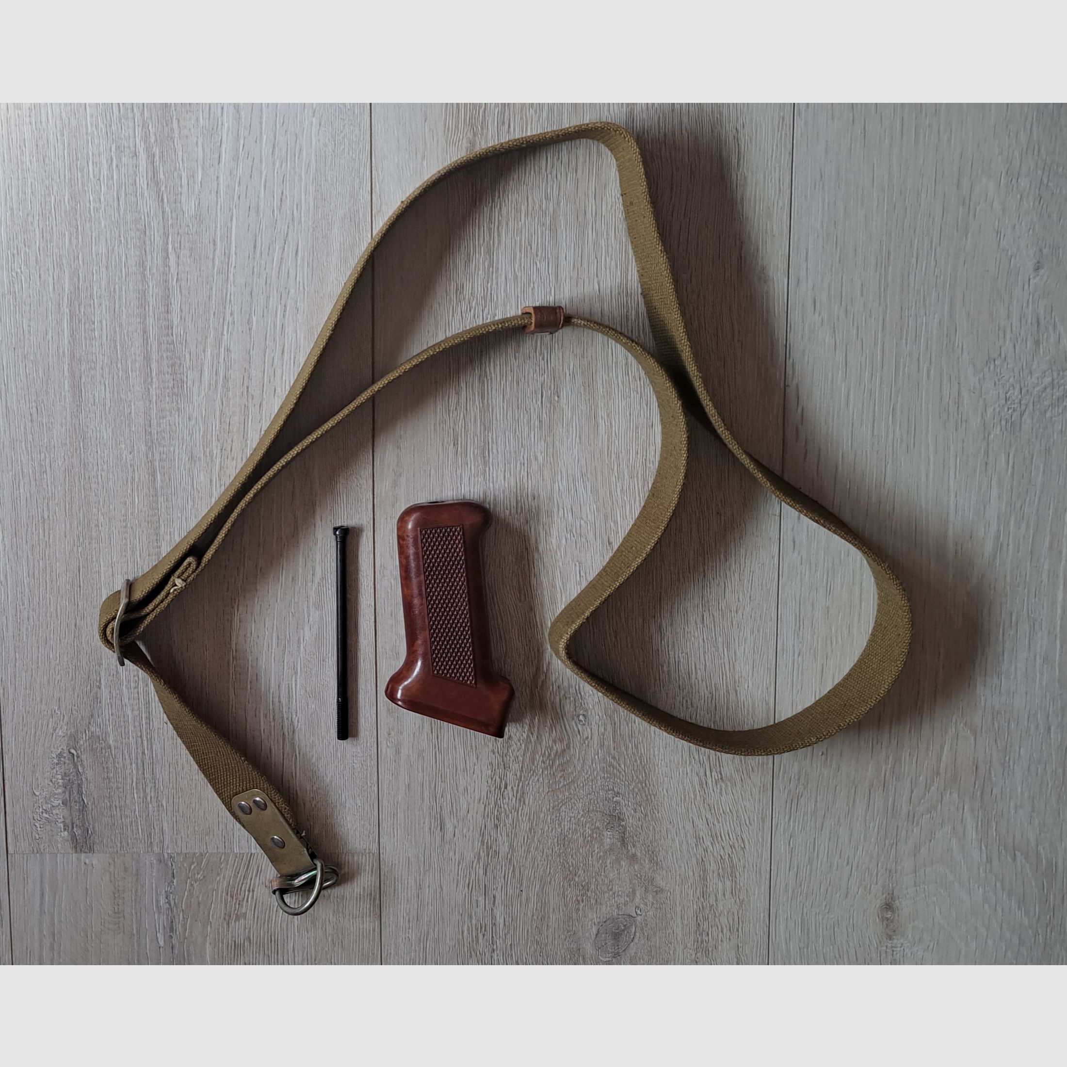 Original russ. AK47 / 74 impugnatura in Bakelite e cinghia di trasporto