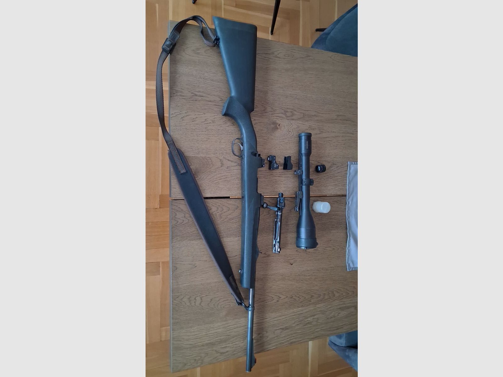 Mauser 98 „Forest“ in calibro 9,3x62 – pacchetto completo (Swarovski 8x56 + Docter Sight)